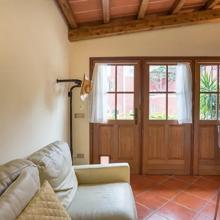 Rosso Baccara Bed & Breakfast 4*